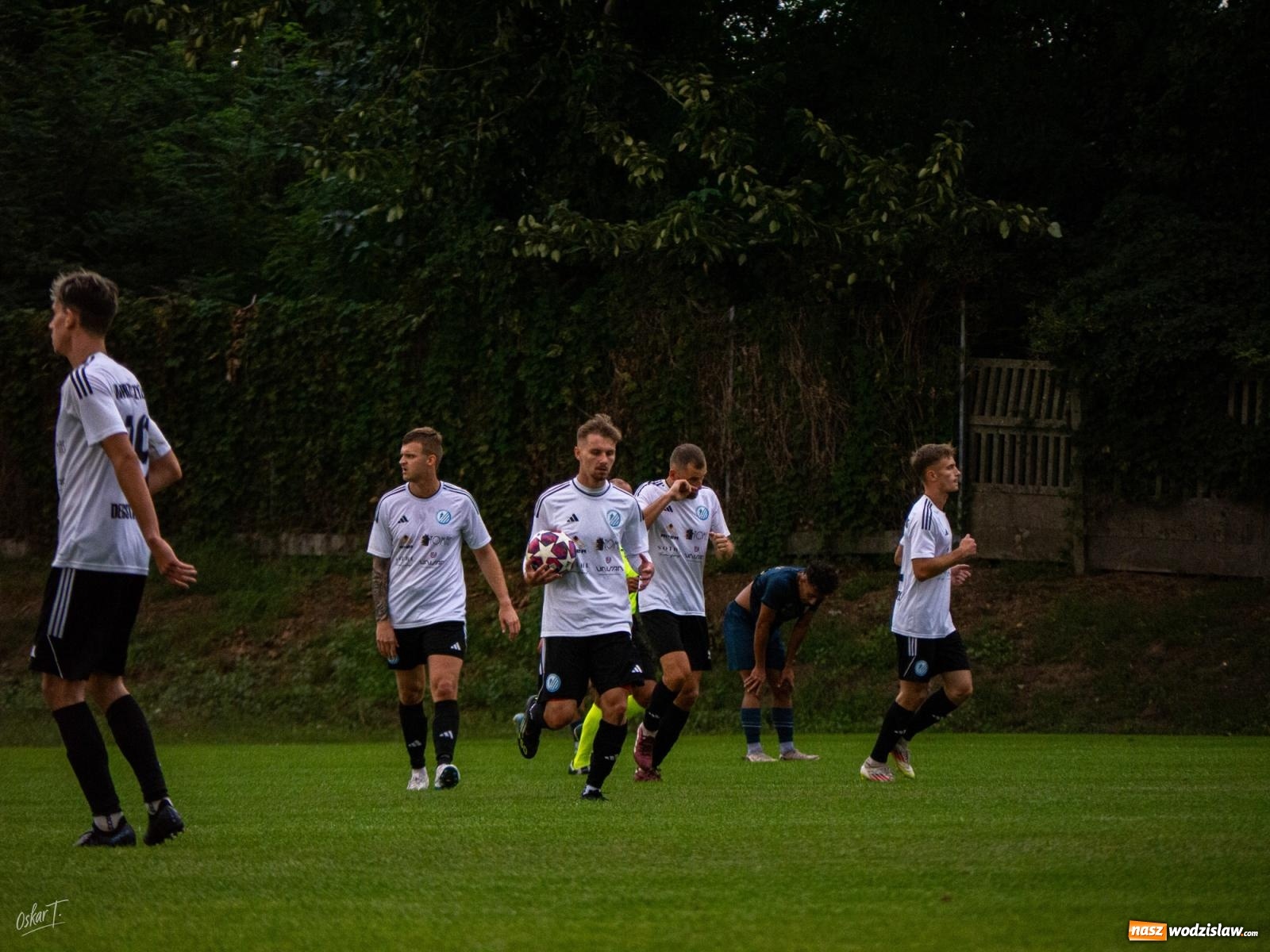 Zdjęcie w galerii na portalu naszwodzislaw.com: Klasa okręgowa: Emocjonujące starcie w Nędzy [FOTO] wiadomości z regionu