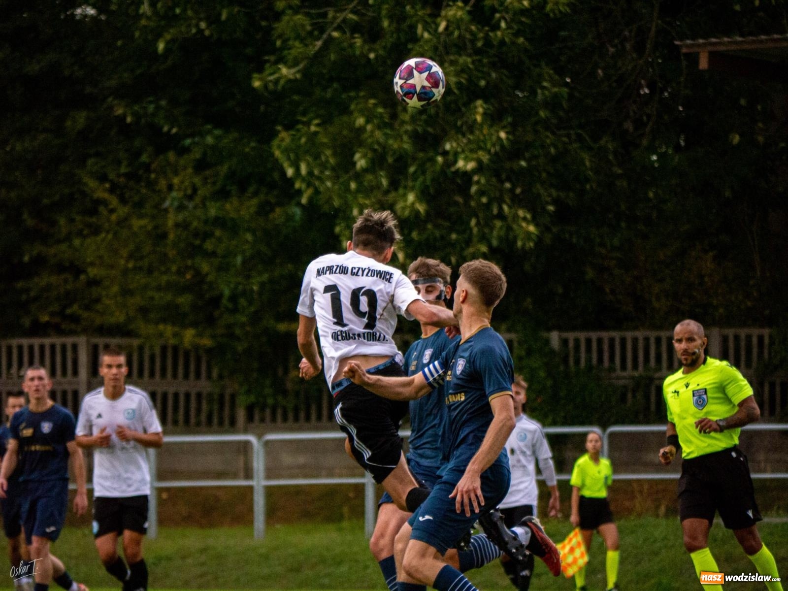 Zdjęcie w galerii na portalu naszwodzislaw.com: Klasa okręgowa: Emocjonujące starcie w Nędzy [FOTO] wiadomości z regionu