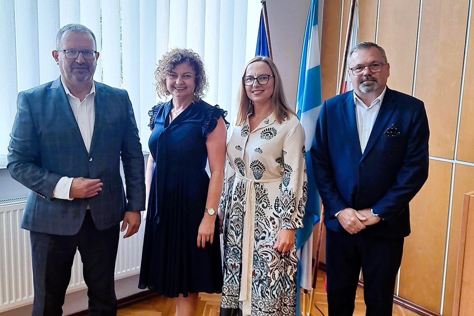 Zdjęcie w galerii na portalu naszwodzislaw.com: Zmiana dyrektora w Szkole Podstawowej w Krostoszowicach wiadomości z regionu