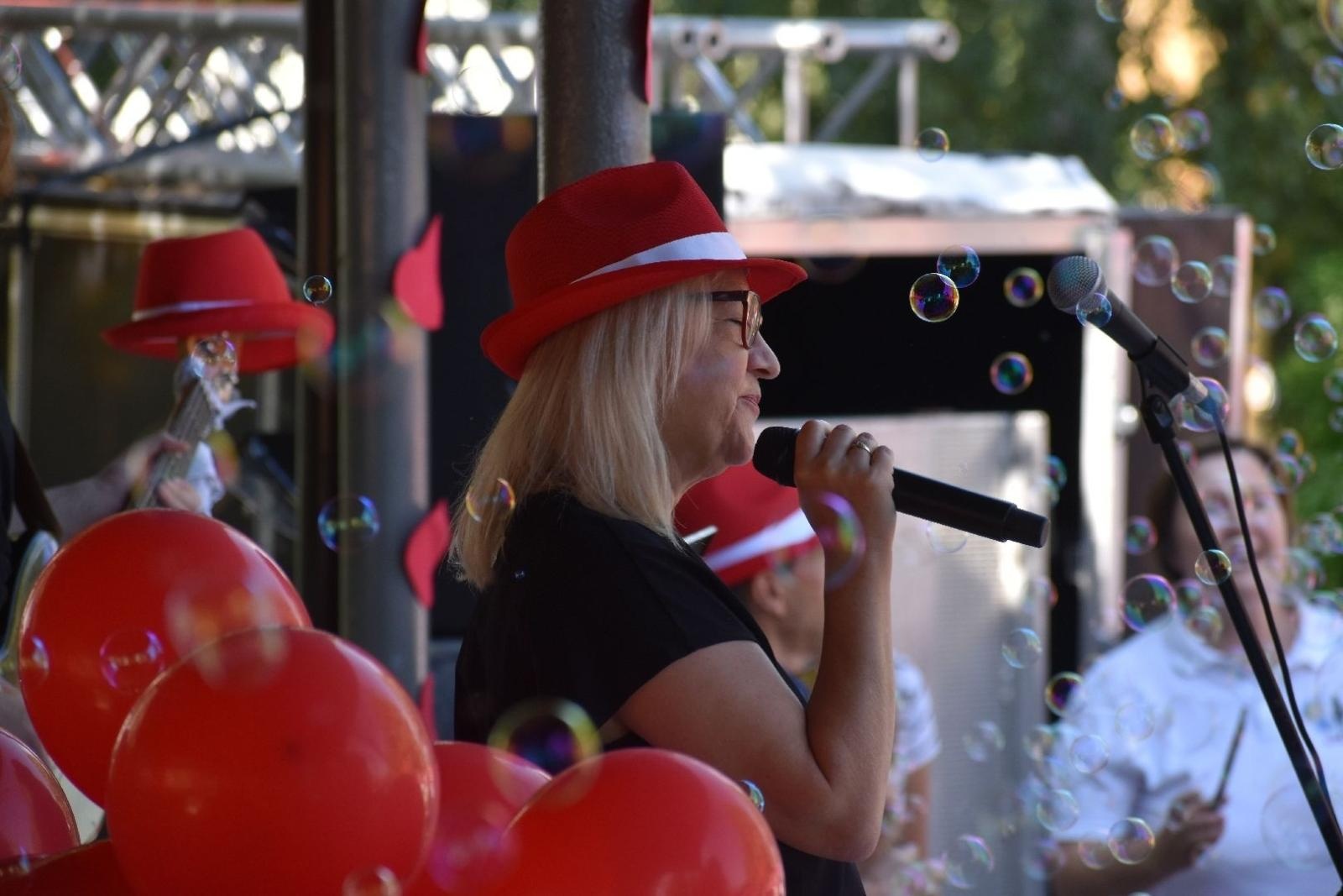 Zdjęcie w galerii na portalu naszwodzislaw.com: Razem bawili się do rytmów bluesa [FOTO] wiadomości z regionu