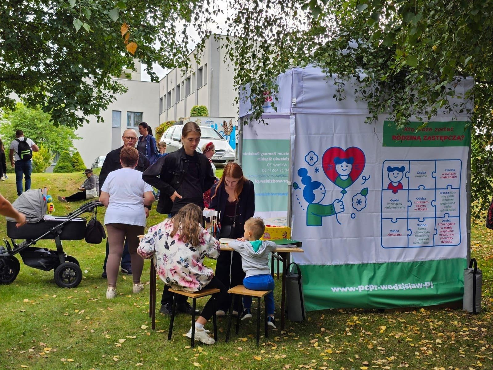 Zdjęcie w galerii na portalu naszwodzislaw.com: Festyn okazją do promocji rodzicielstwa zastępczego wiadomości z regionu
