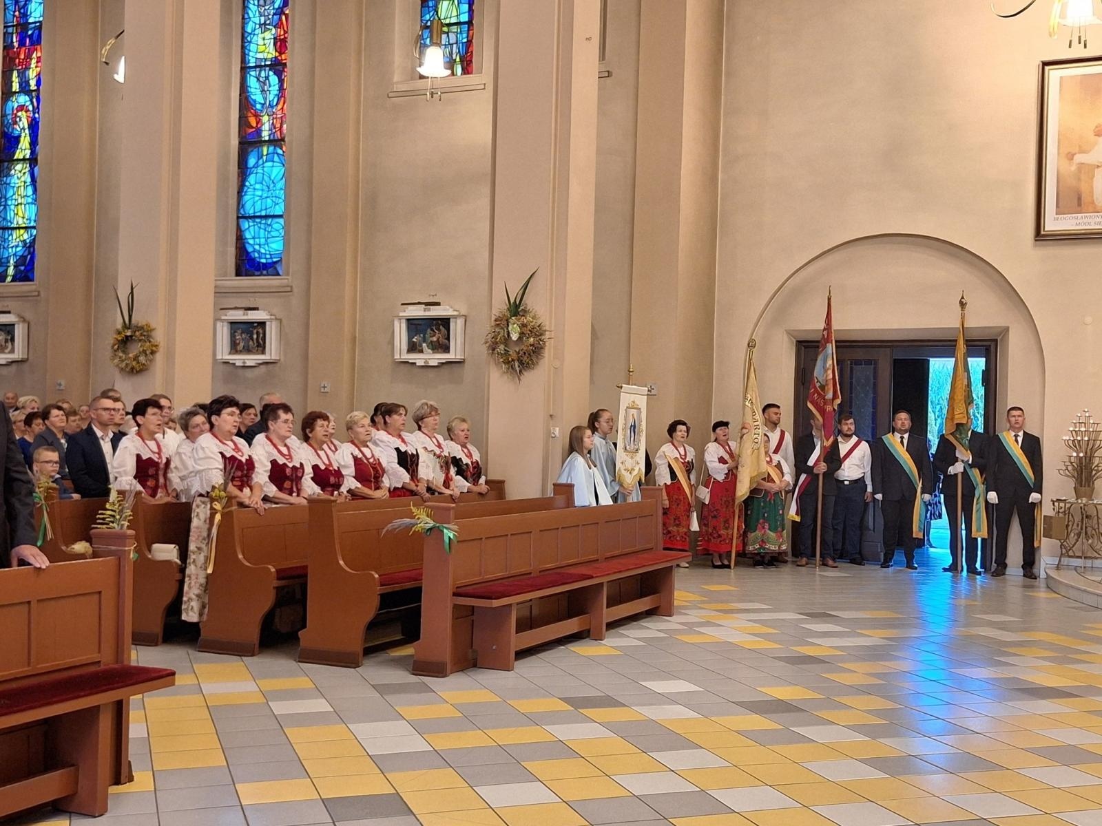 Zdjęcie w galerii na portalu naszwodzislaw.com: Boże z Twoich rąk żyjemy. Dożynki w Połomi [FOTO] wiadomości z regionu