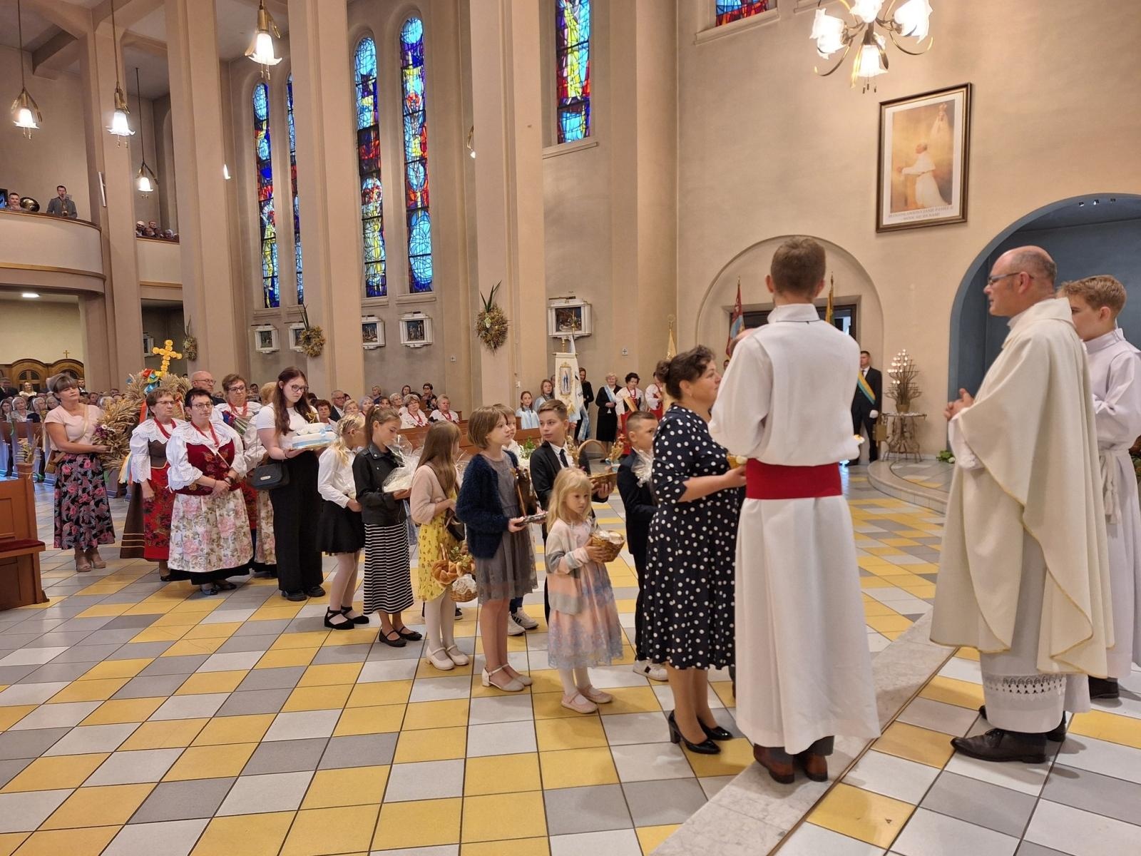 Zdjęcie w galerii na portalu naszwodzislaw.com: Boże z Twoich rąk żyjemy. Dożynki w Połomi [FOTO] wiadomości z regionu