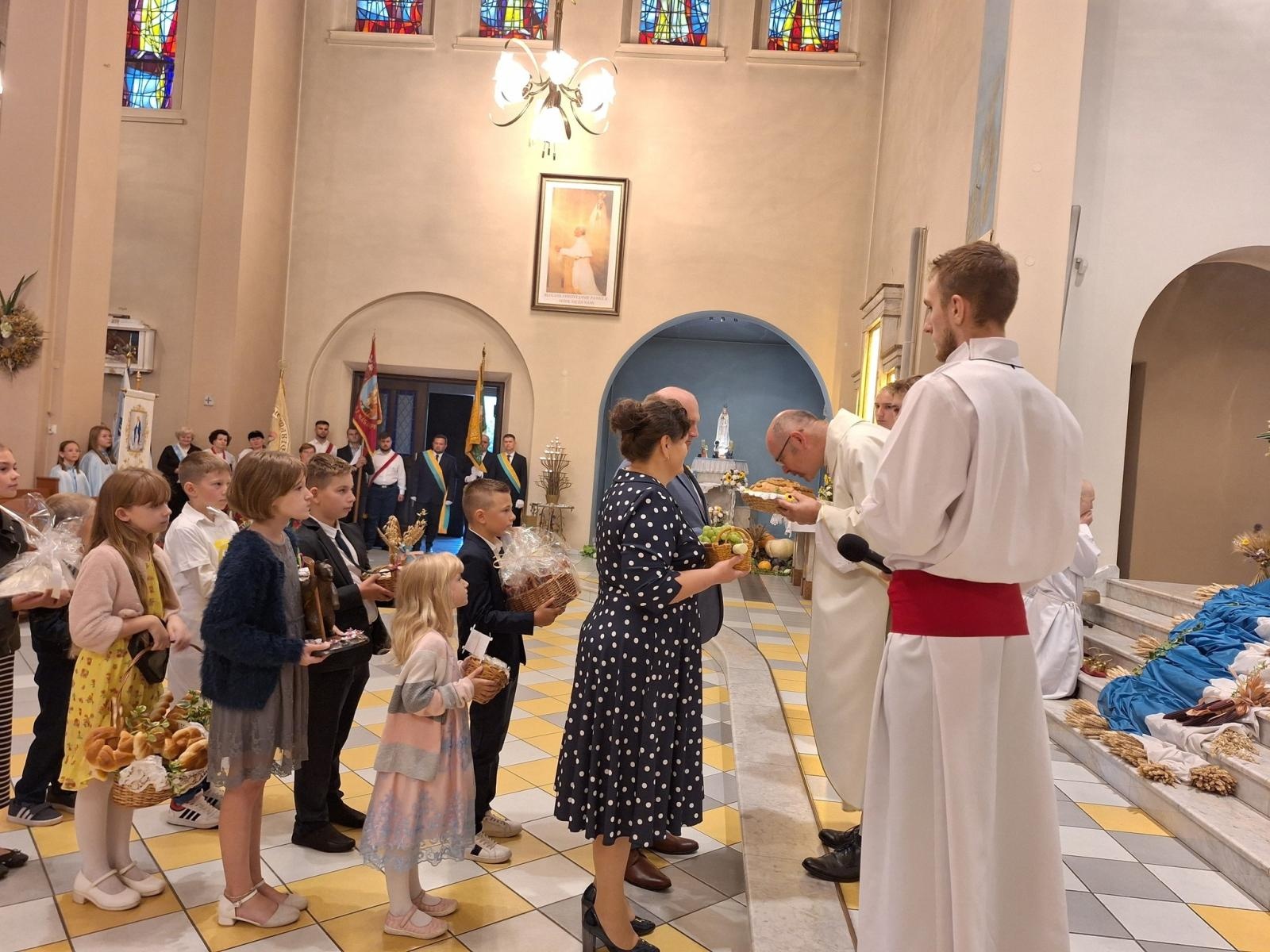 Zdjęcie w galerii na portalu naszwodzislaw.com: Boże z Twoich rąk żyjemy. Dożynki w Połomi [FOTO] wiadomości z regionu
