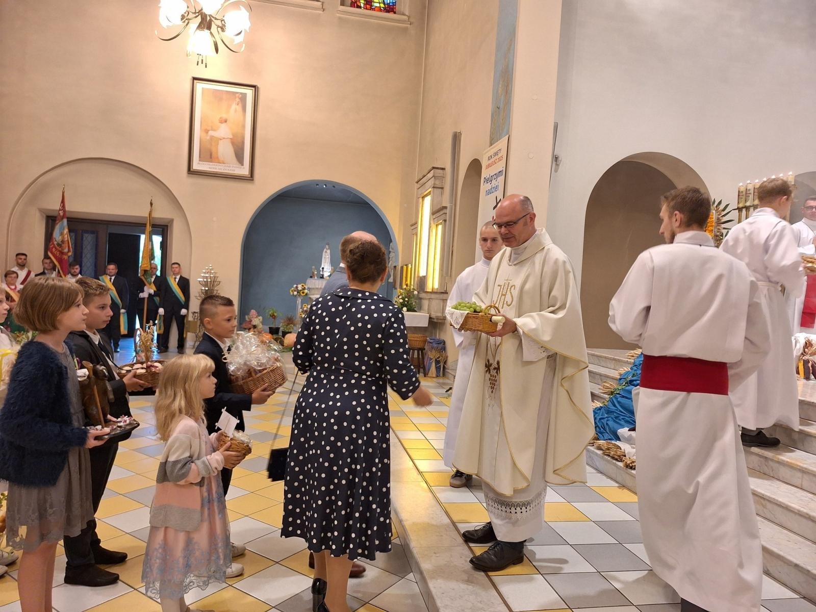 Zdjęcie w galerii na portalu naszwodzislaw.com: Boże z Twoich rąk żyjemy. Dożynki w Połomi [FOTO] wiadomości z regionu