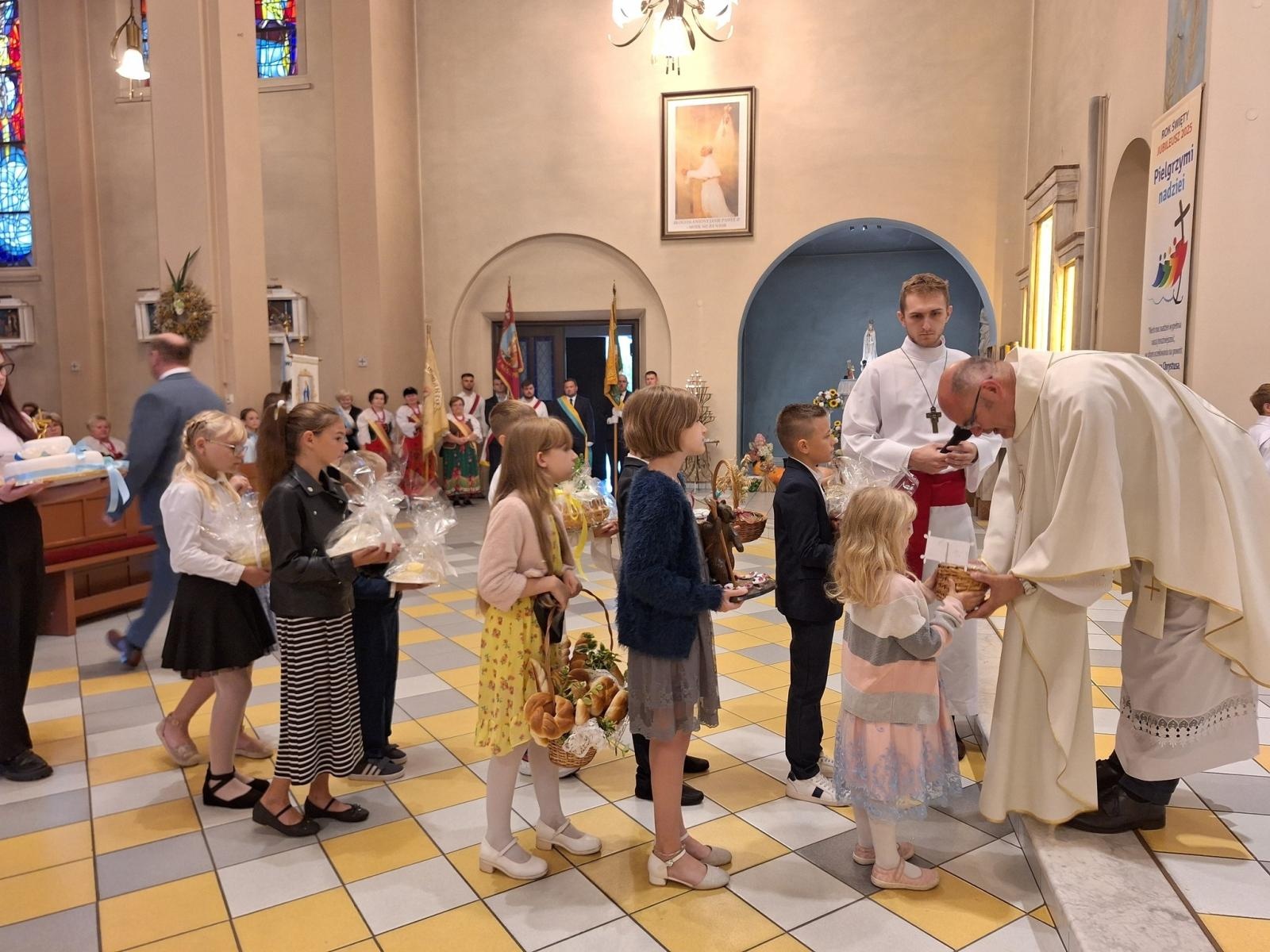 Zdjęcie w galerii na portalu naszwodzislaw.com: Boże z Twoich rąk żyjemy. Dożynki w Połomi [FOTO] wiadomości z regionu