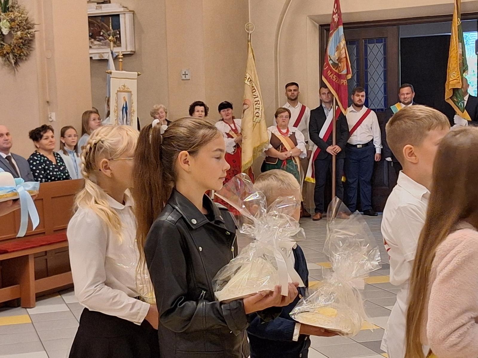 Zdjęcie w galerii na portalu naszwodzislaw.com: Boże z Twoich rąk żyjemy. Dożynki w Połomi [FOTO] wiadomości z regionu