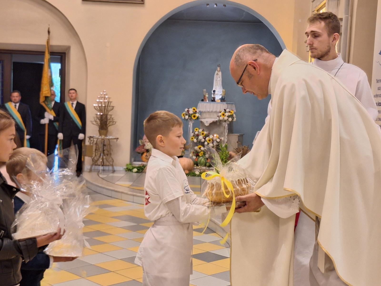 Zdjęcie w galerii na portalu naszwodzislaw.com: Boże z Twoich rąk żyjemy. Dożynki w Połomi [FOTO] wiadomości z regionu