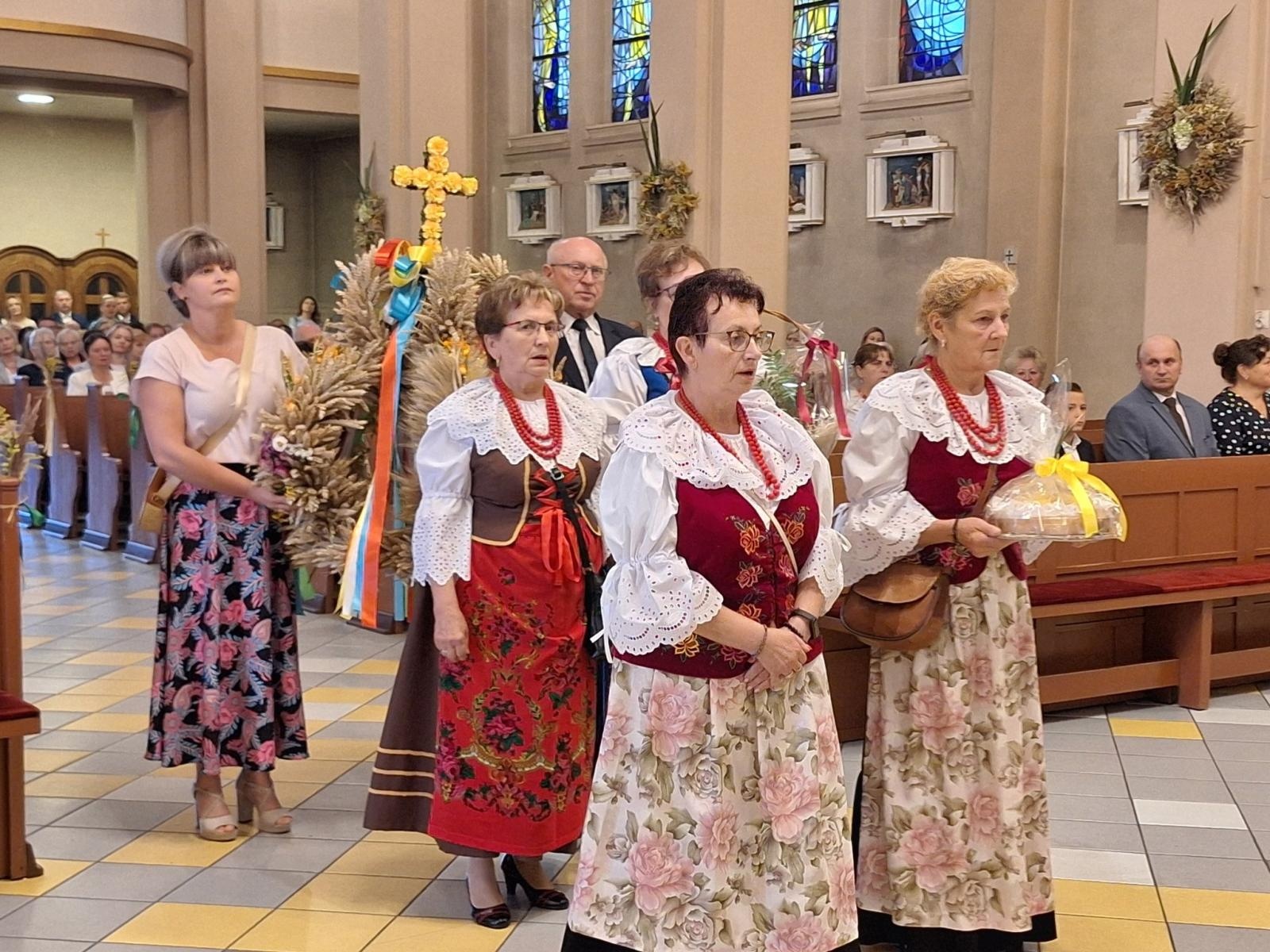 Zdjęcie w galerii na portalu naszwodzislaw.com: Boże z Twoich rąk żyjemy. Dożynki w Połomi [FOTO] wiadomości z regionu