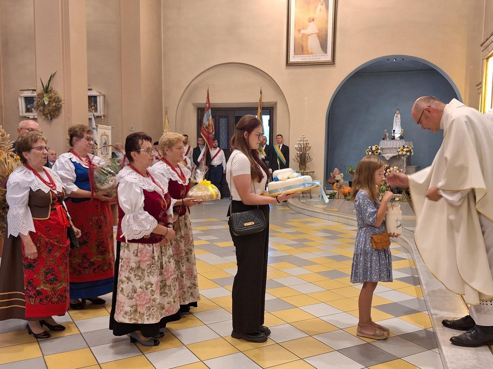 Zdjęcie w galerii na portalu naszwodzislaw.com: Boże z Twoich rąk żyjemy. Dożynki w Połomi [FOTO] wiadomości z regionu