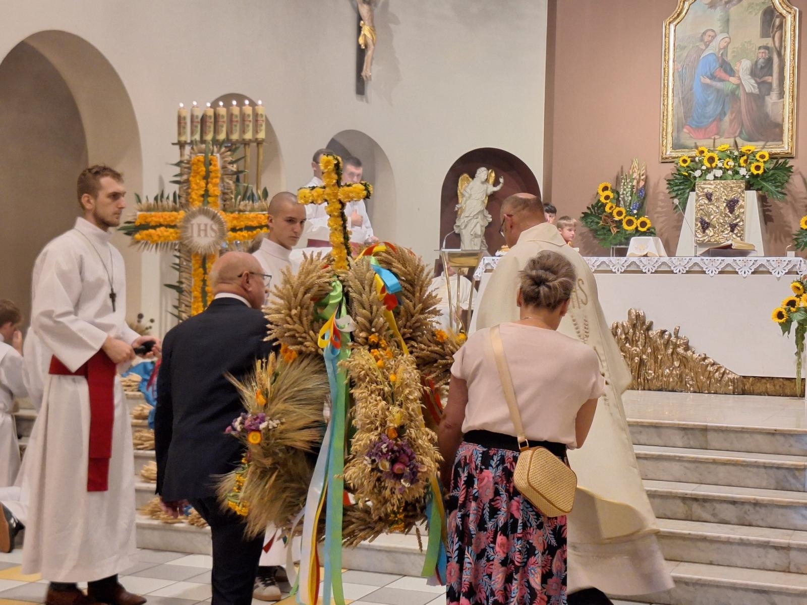 Zdjęcie w galerii na portalu naszwodzislaw.com: Boże z Twoich rąk żyjemy. Dożynki w Połomi [FOTO] wiadomości z regionu
