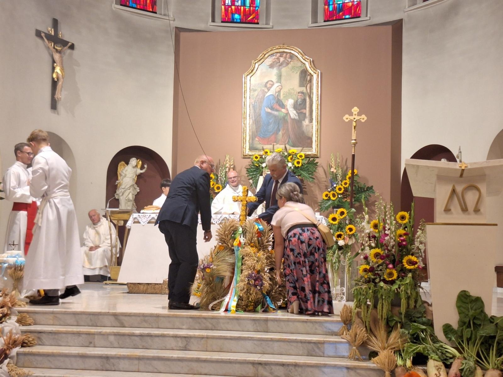 Zdjęcie w galerii na portalu naszwodzislaw.com: Boże z Twoich rąk żyjemy. Dożynki w Połomi [FOTO] wiadomości z regionu