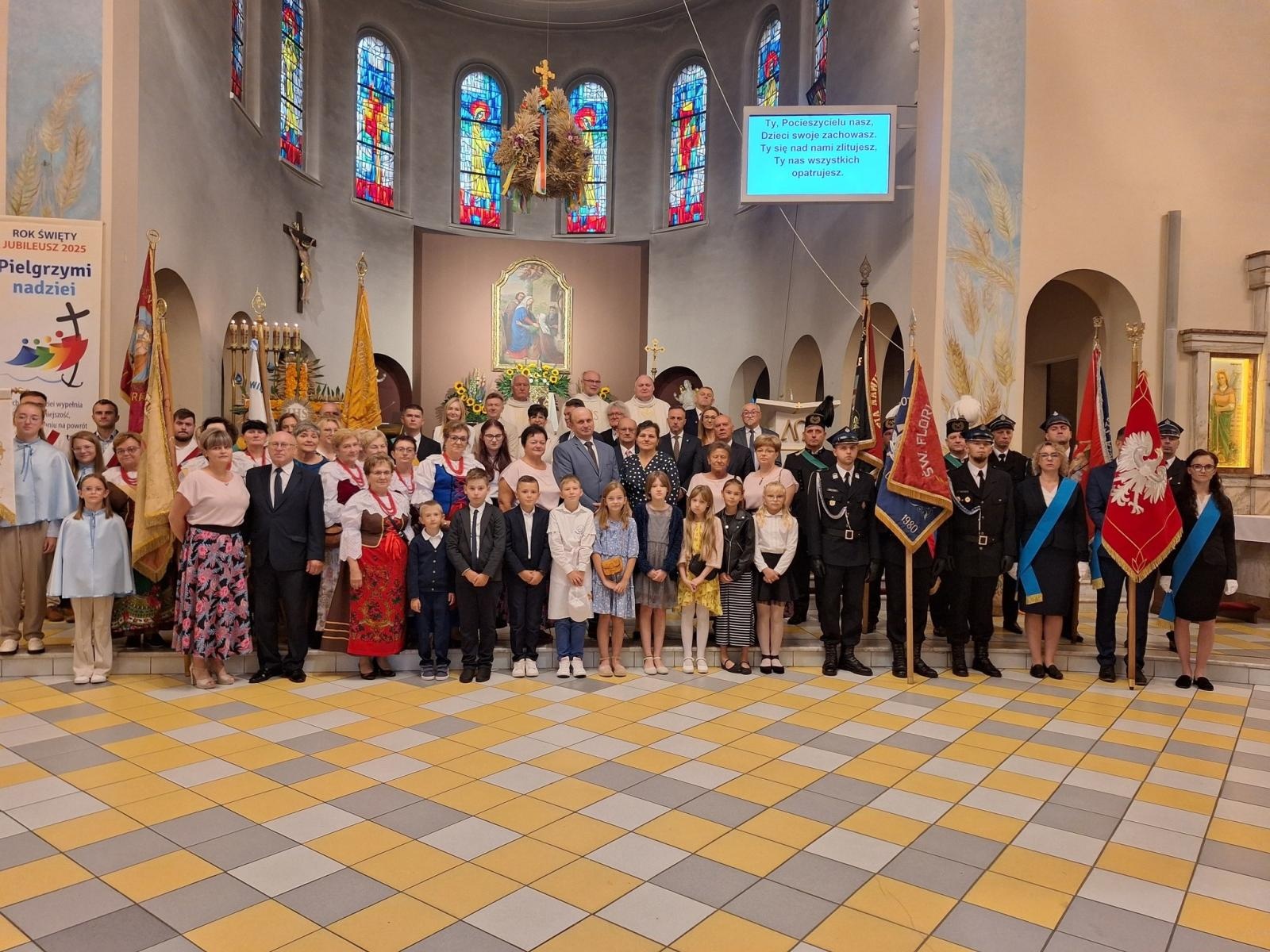 Zdjęcie w galerii na portalu naszwodzislaw.com: Boże z Twoich rąk żyjemy. Dożynki w Połomi [FOTO] wiadomości z regionu