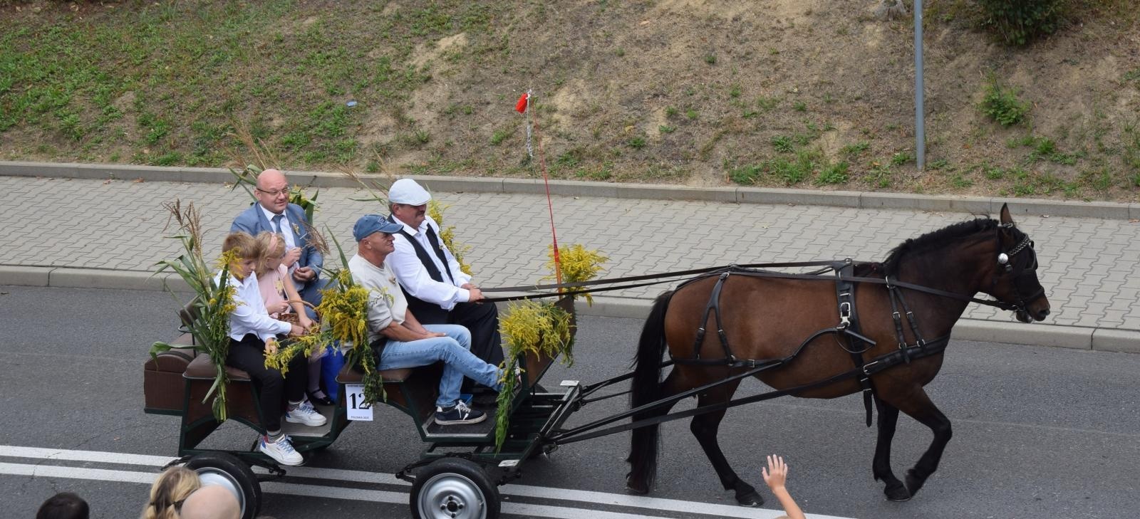 Zdjęcie w galerii na portalu naszwodzislaw.com: Boże z Twoich rąk żyjemy. Dożynki w Połomi [FOTO] wiadomości z regionu