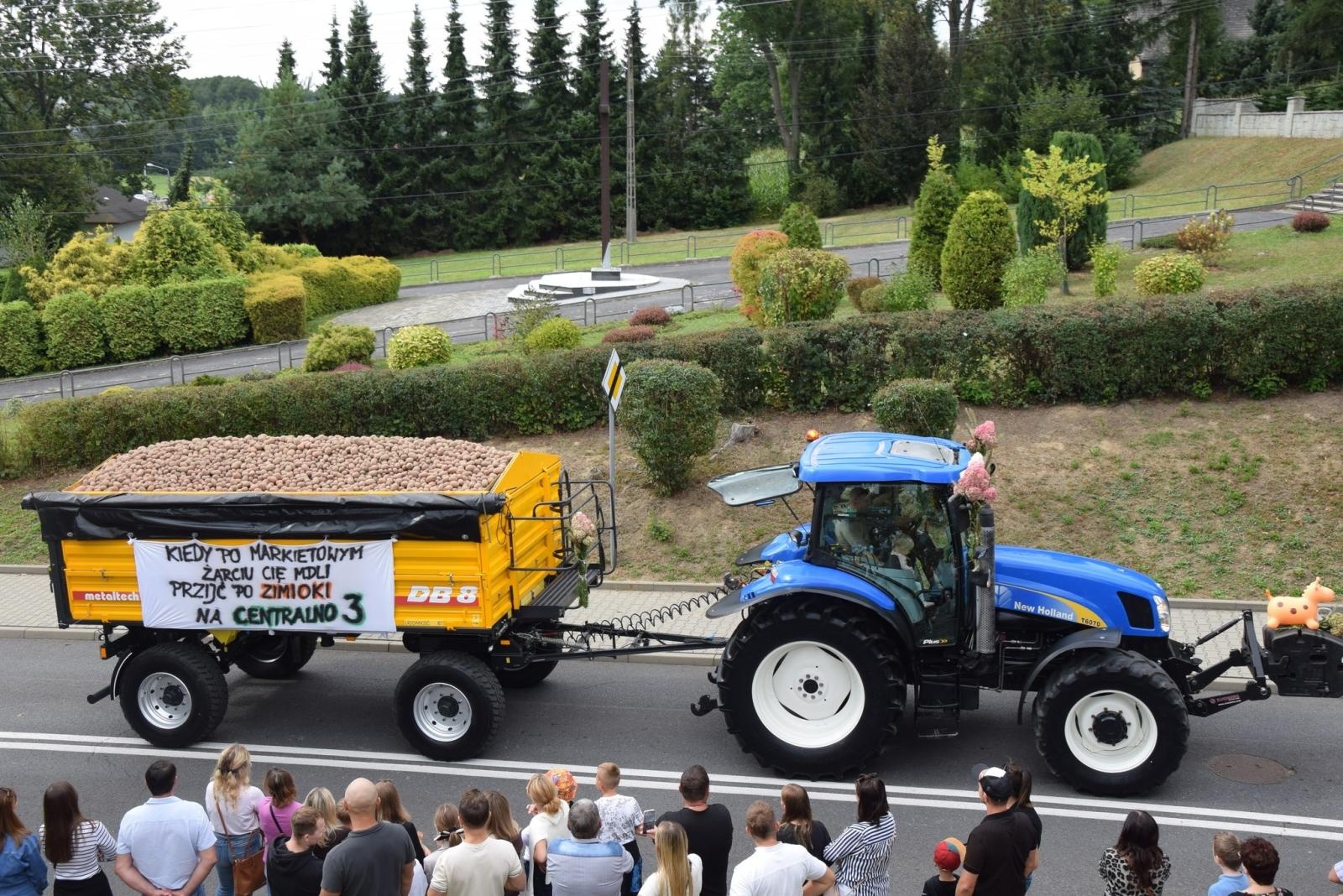 Zdjęcie w galerii na portalu naszwodzislaw.com: Boże z Twoich rąk żyjemy. Dożynki w Połomi [FOTO] wiadomości z regionu
