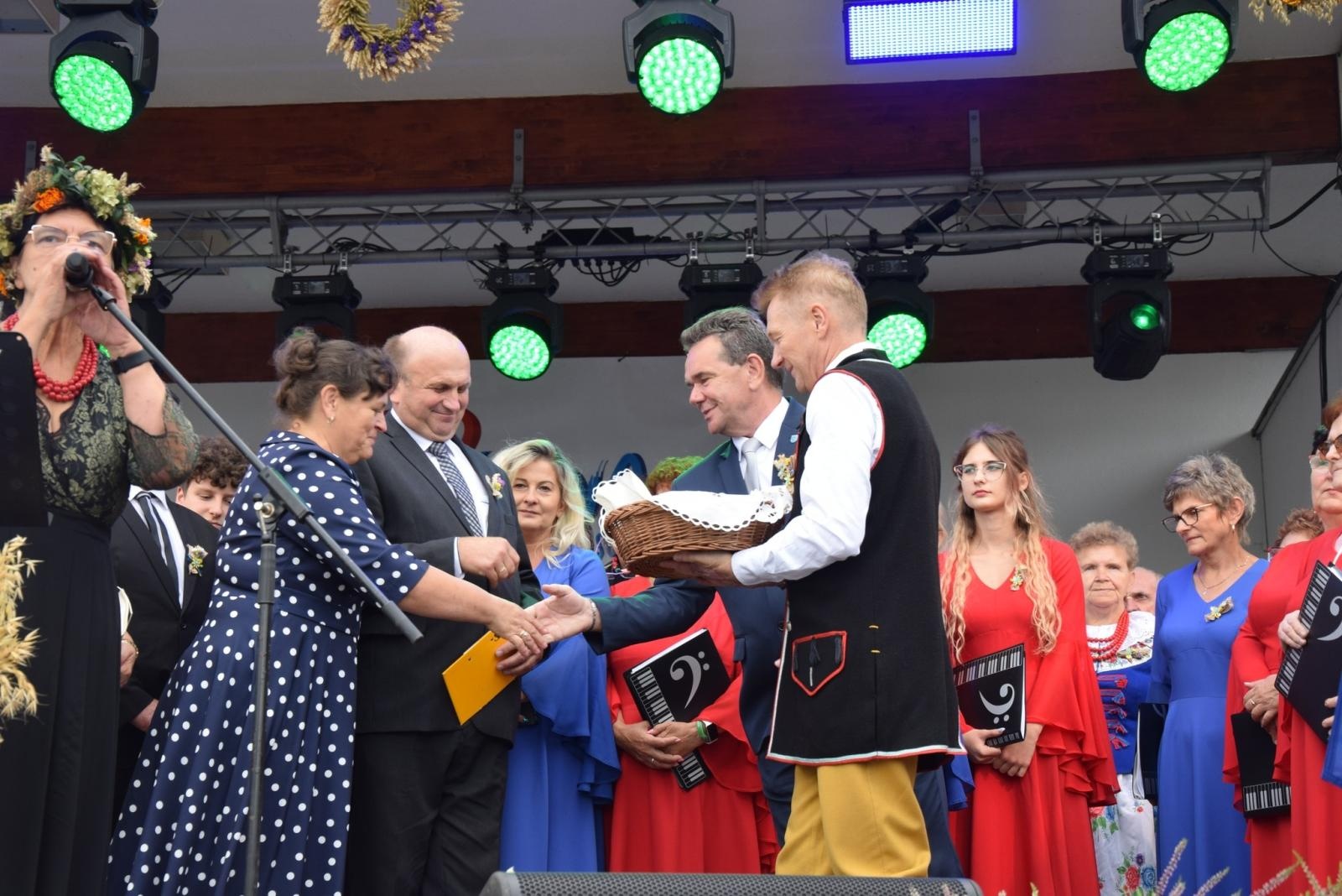 Zdjęcie w galerii na portalu naszwodzislaw.com: Boże z Twoich rąk żyjemy. Dożynki w Połomi [FOTO] wiadomości z regionu