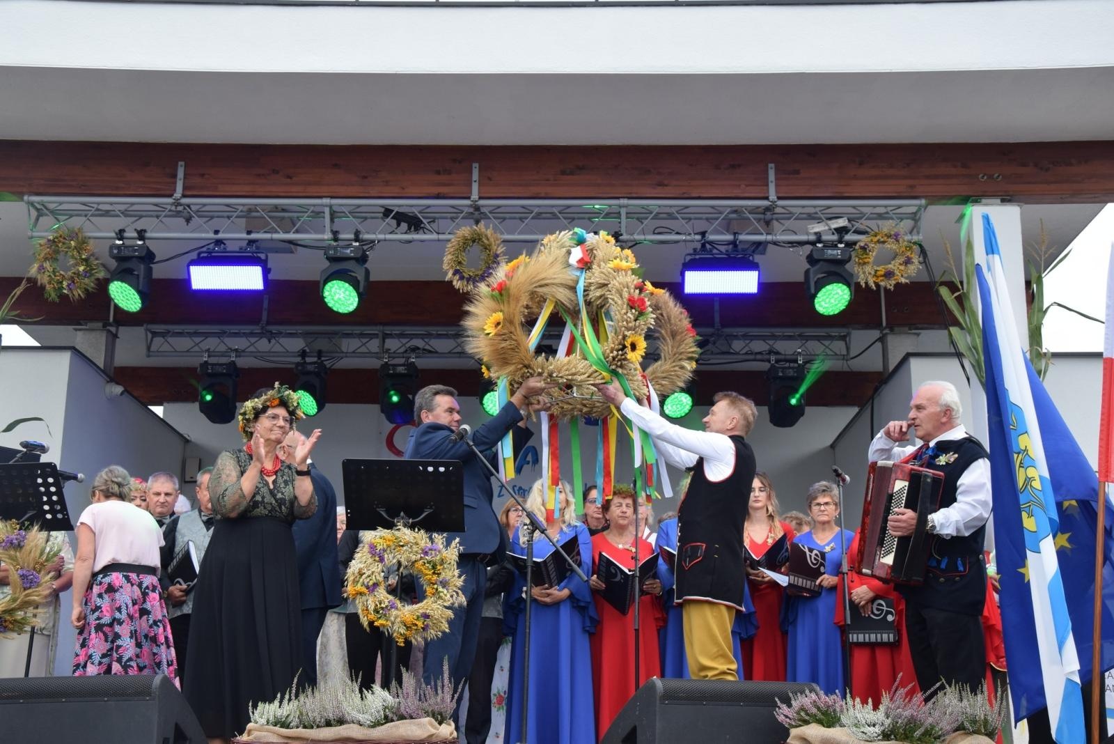 Zdjęcie w galerii na portalu naszwodzislaw.com: Boże z Twoich rąk żyjemy. Dożynki w Połomi [FOTO] wiadomości z regionu