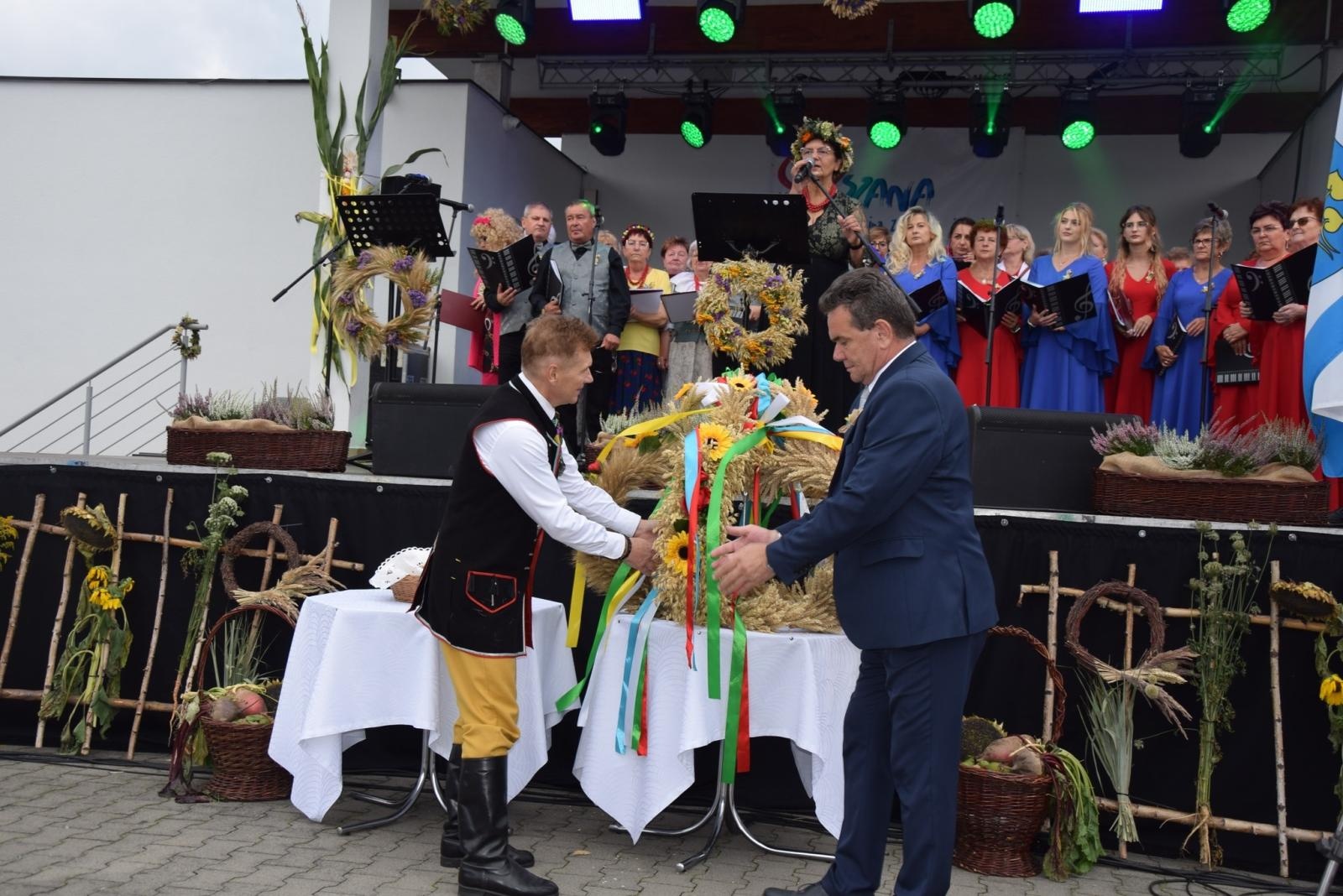 Zdjęcie w galerii na portalu naszwodzislaw.com: Boże z Twoich rąk żyjemy. Dożynki w Połomi [FOTO] wiadomości z regionu