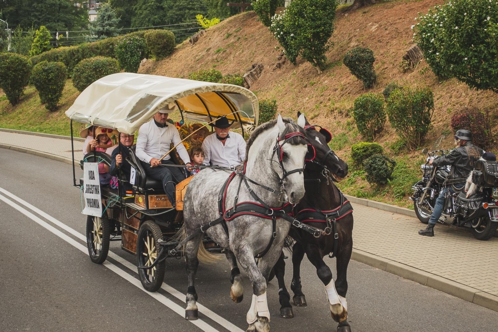 Zdjęcie w galerii na portalu naszwodzislaw.com: Boże z Twoich rąk żyjemy. Dożynki w Połomi [FOTO] wiadomości z regionu