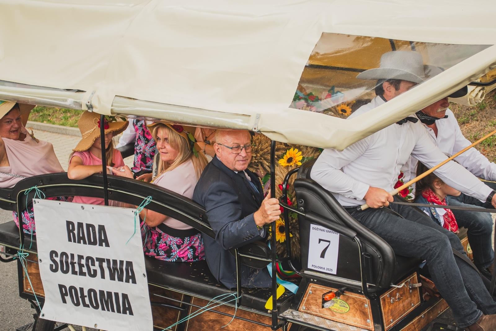 Zdjęcie w galerii na portalu naszwodzislaw.com: Boże z Twoich rąk żyjemy. Dożynki w Połomi [FOTO] wiadomości z regionu