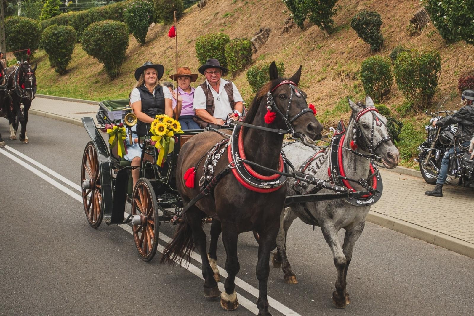Zdjęcie w galerii na portalu naszwodzislaw.com: Boże z Twoich rąk żyjemy. Dożynki w Połomi [FOTO] wiadomości z regionu
