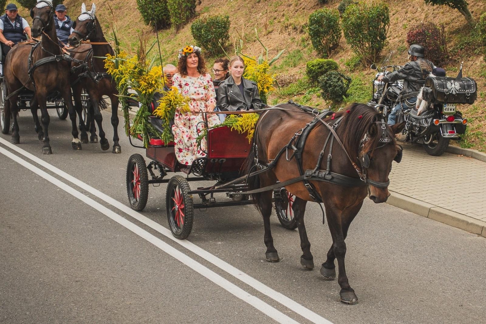 Zdjęcie w galerii na portalu naszwodzislaw.com: Boże z Twoich rąk żyjemy. Dożynki w Połomi [FOTO] wiadomości z regionu