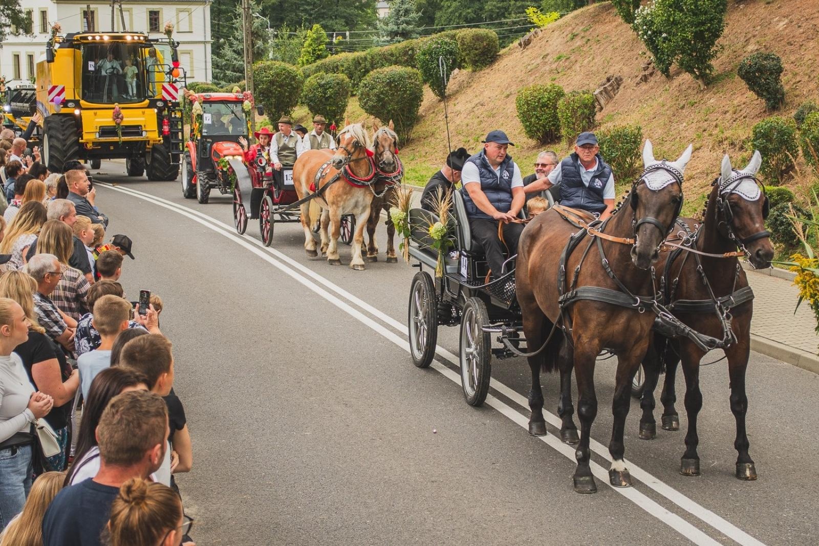 Zdjęcie w galerii na portalu naszwodzislaw.com: Boże z Twoich rąk żyjemy. Dożynki w Połomi [FOTO] wiadomości z regionu