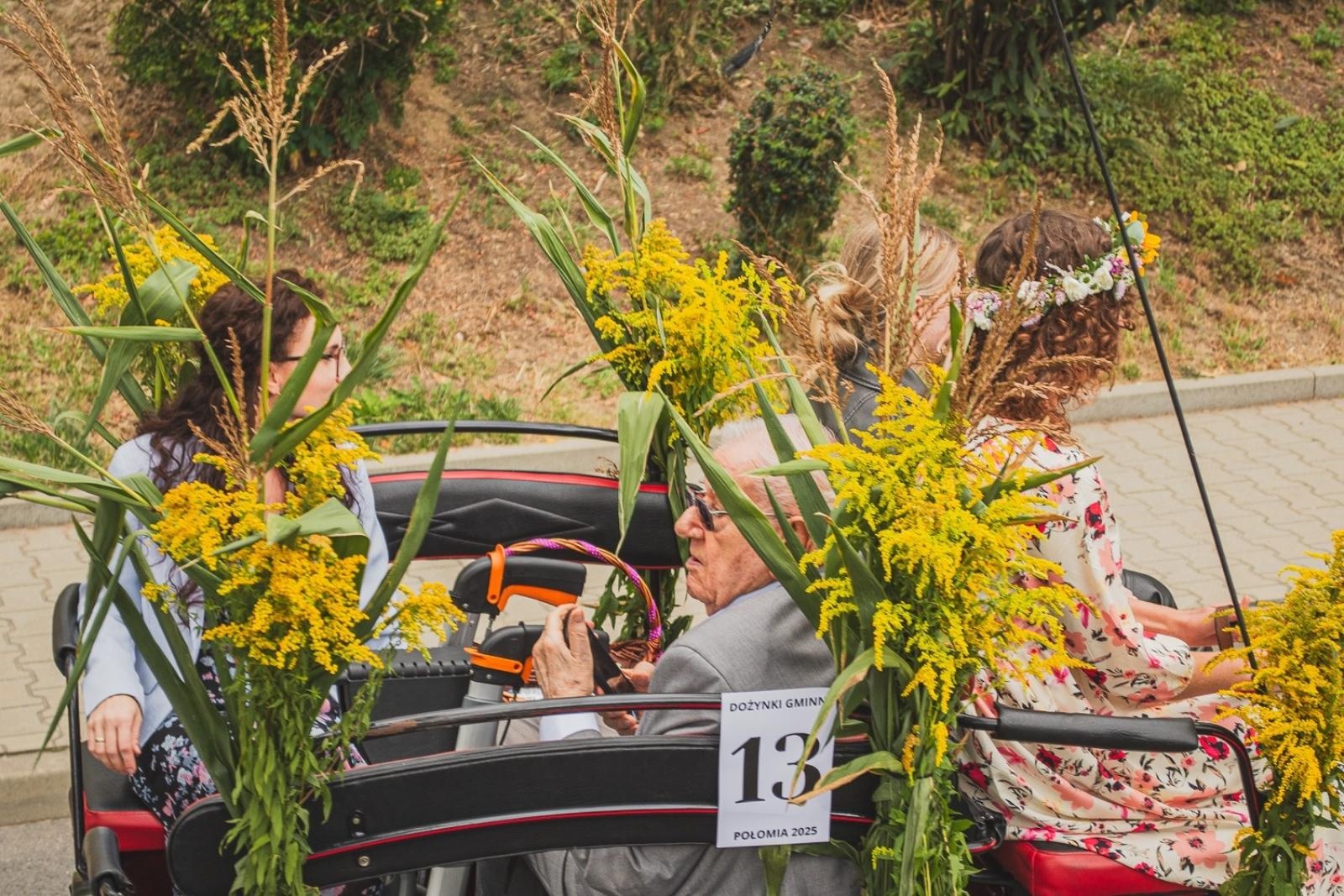 Zdjęcie w galerii na portalu naszwodzislaw.com: Boże z Twoich rąk żyjemy. Dożynki w Połomi [FOTO] wiadomości z regionu