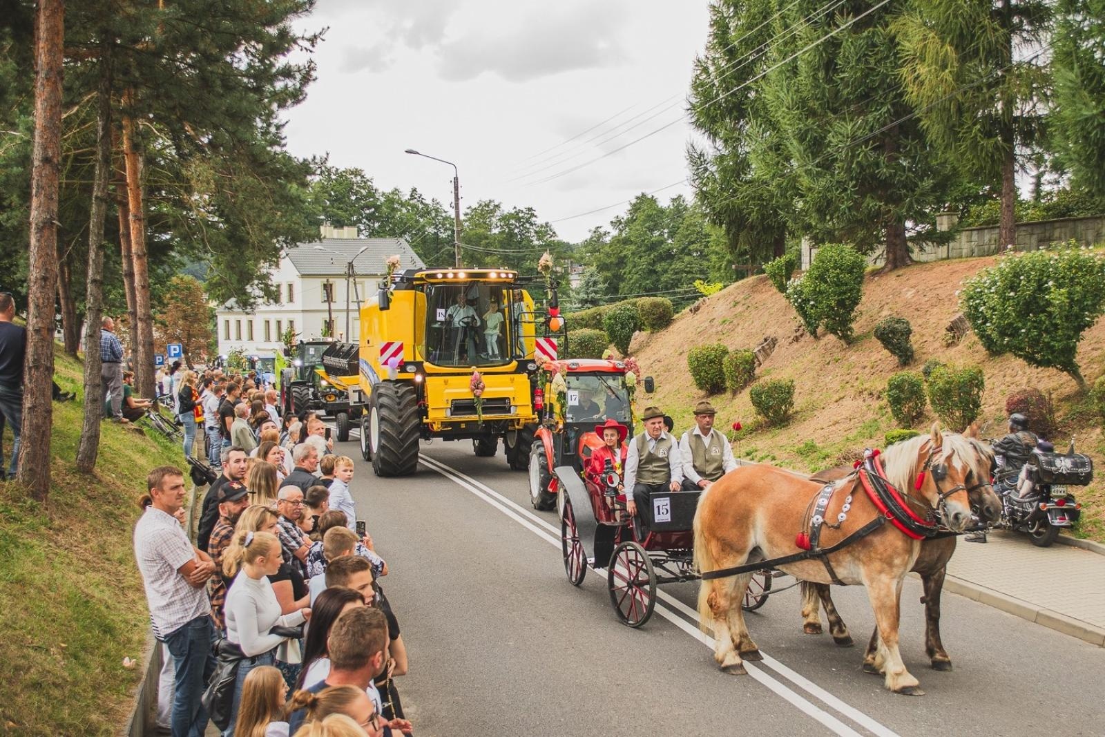 Zdjęcie w galerii na portalu naszwodzislaw.com: Boże z Twoich rąk żyjemy. Dożynki w Połomi [FOTO] wiadomości z regionu