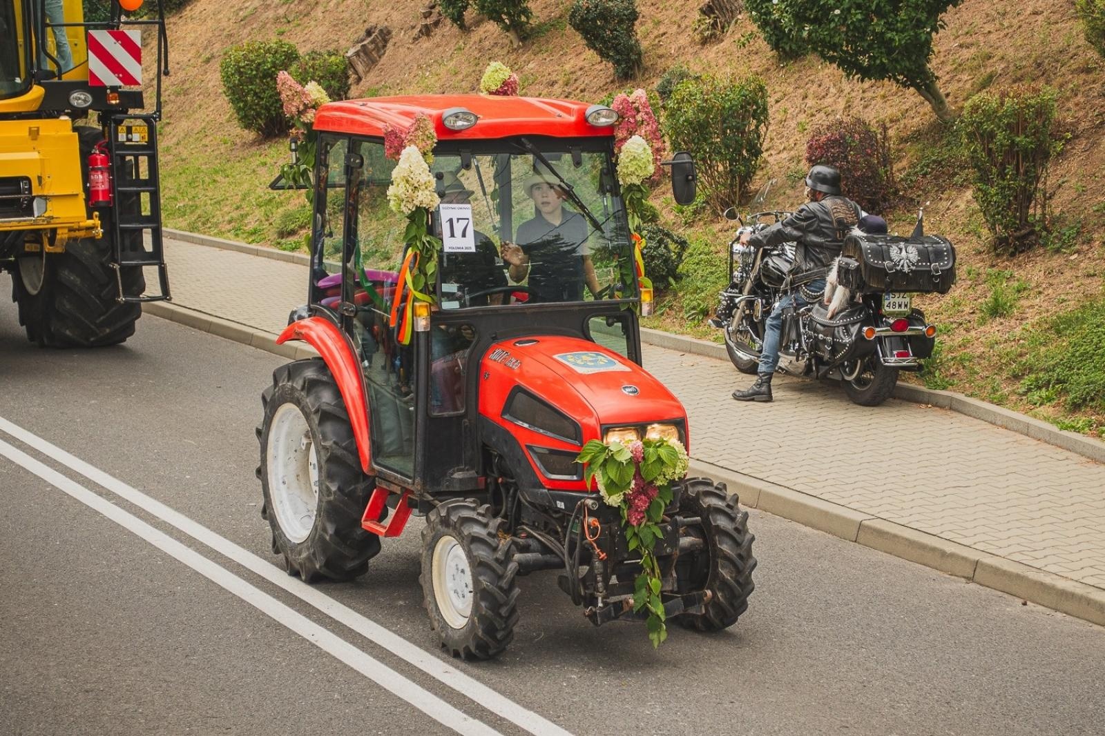 Zdjęcie w galerii na portalu naszwodzislaw.com: Boże z Twoich rąk żyjemy. Dożynki w Połomi [FOTO] wiadomości z regionu
