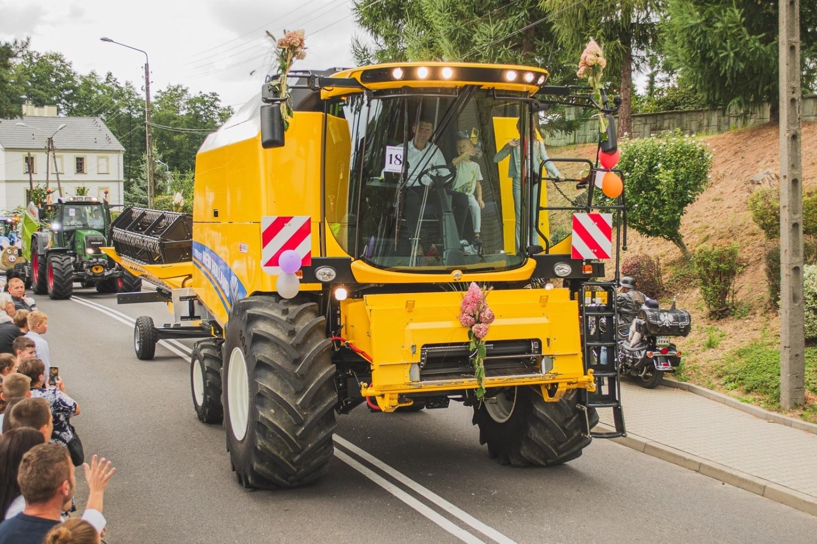 Zdjęcie w galerii na portalu naszwodzislaw.com: Boże z Twoich rąk żyjemy. Dożynki w Połomi [FOTO] wiadomości z regionu