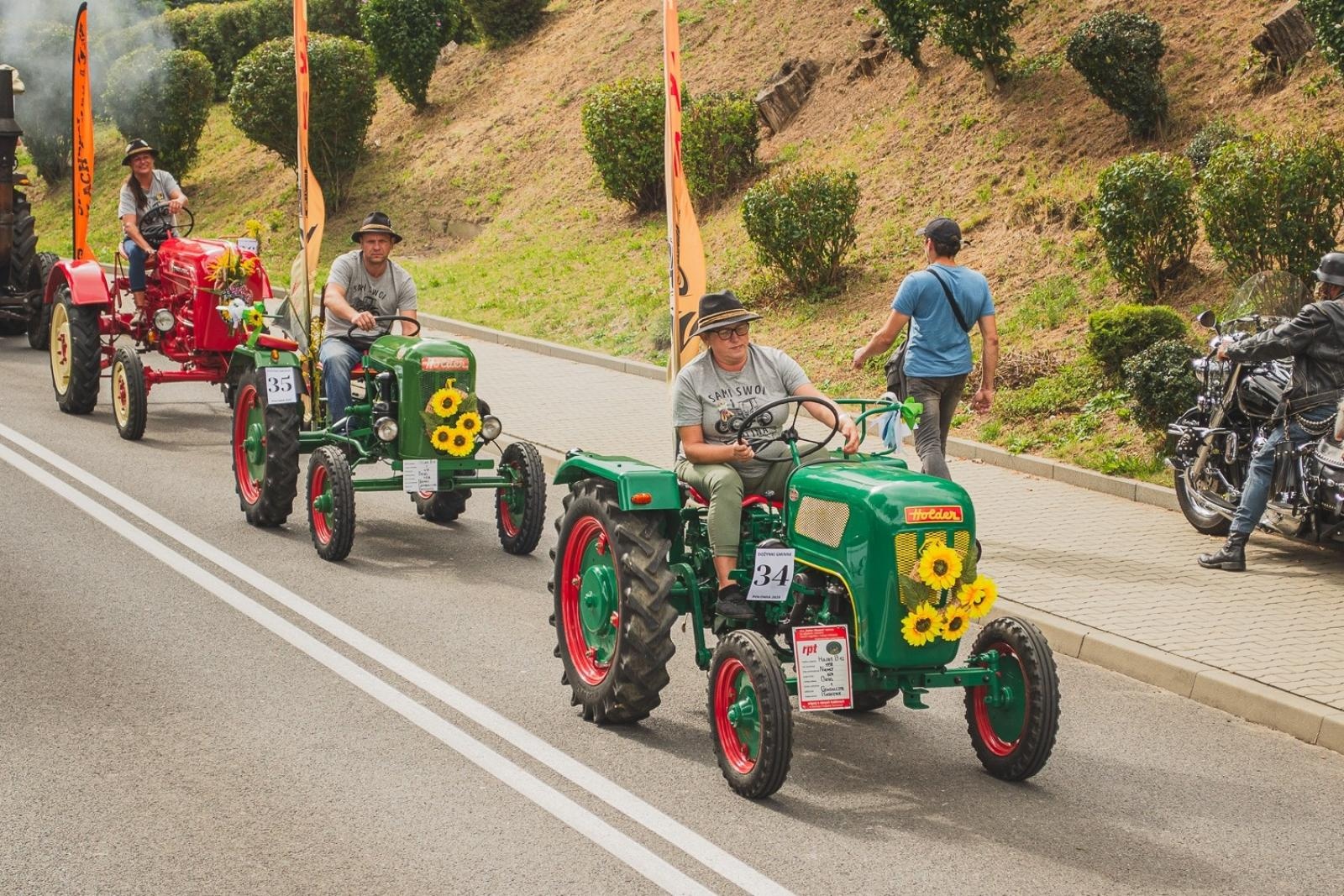 Zdjęcie w galerii na portalu naszwodzislaw.com: Boże z Twoich rąk żyjemy. Dożynki w Połomi [FOTO] wiadomości z regionu