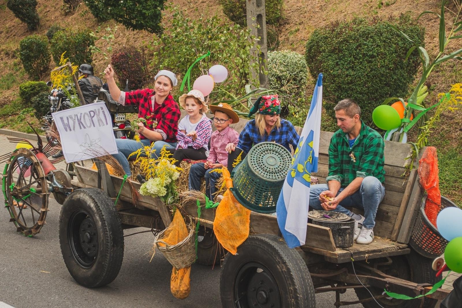 Zdjęcie w galerii na portalu naszwodzislaw.com: Boże z Twoich rąk żyjemy. Dożynki w Połomi [FOTO] wiadomości z regionu
