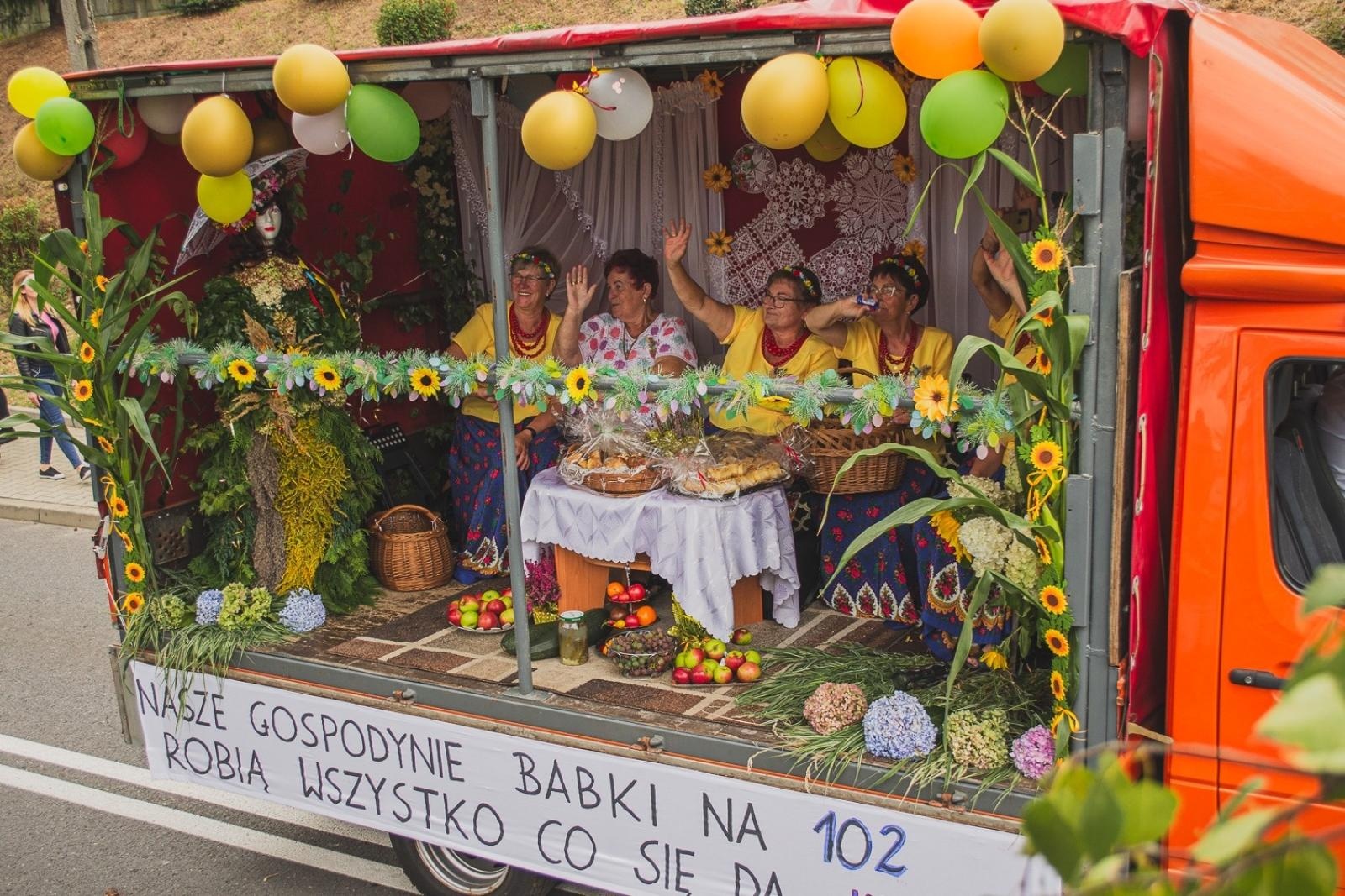 Zdjęcie w galerii na portalu naszwodzislaw.com: Boże z Twoich rąk żyjemy. Dożynki w Połomi [FOTO] wiadomości z regionu