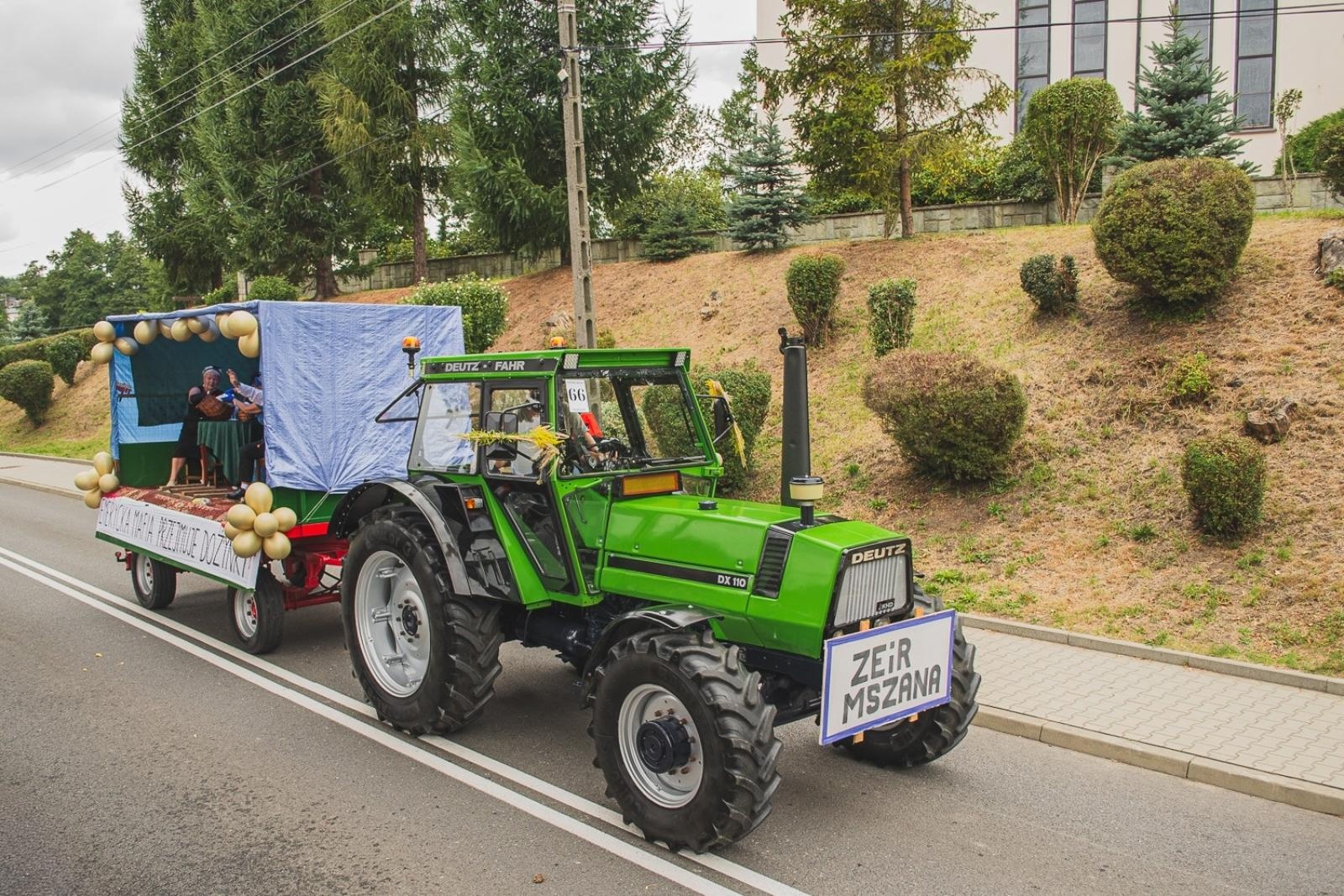 Zdjęcie w galerii na portalu naszwodzislaw.com: Boże z Twoich rąk żyjemy. Dożynki w Połomi [FOTO] wiadomości z regionu