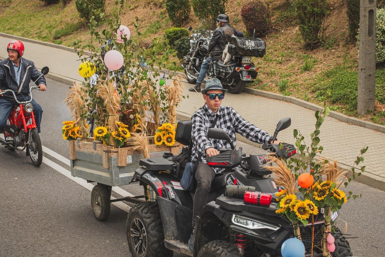 Zdjęcie w galerii na portalu naszwodzislaw.com: Boże z Twoich rąk żyjemy. Dożynki w Połomi [FOTO] wiadomości z regionu