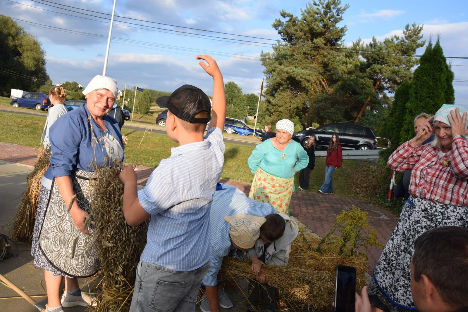 Zdjęcie w galerii na portalu naszwodzislaw.com: Boże z Twoich rąk żyjemy. Dożynki w Połomi [FOTO] wiadomości z regionu