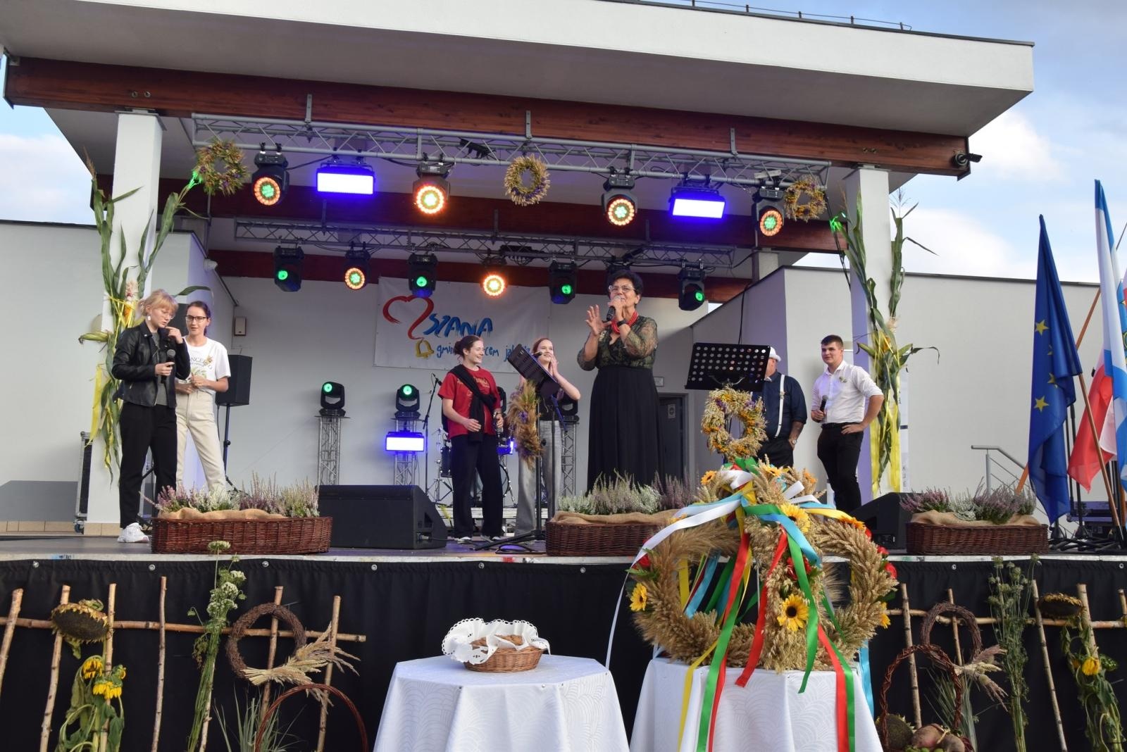 Zdjęcie w galerii na portalu naszwodzislaw.com: Boże z Twoich rąk żyjemy. Dożynki w Połomi [FOTO] wiadomości z regionu