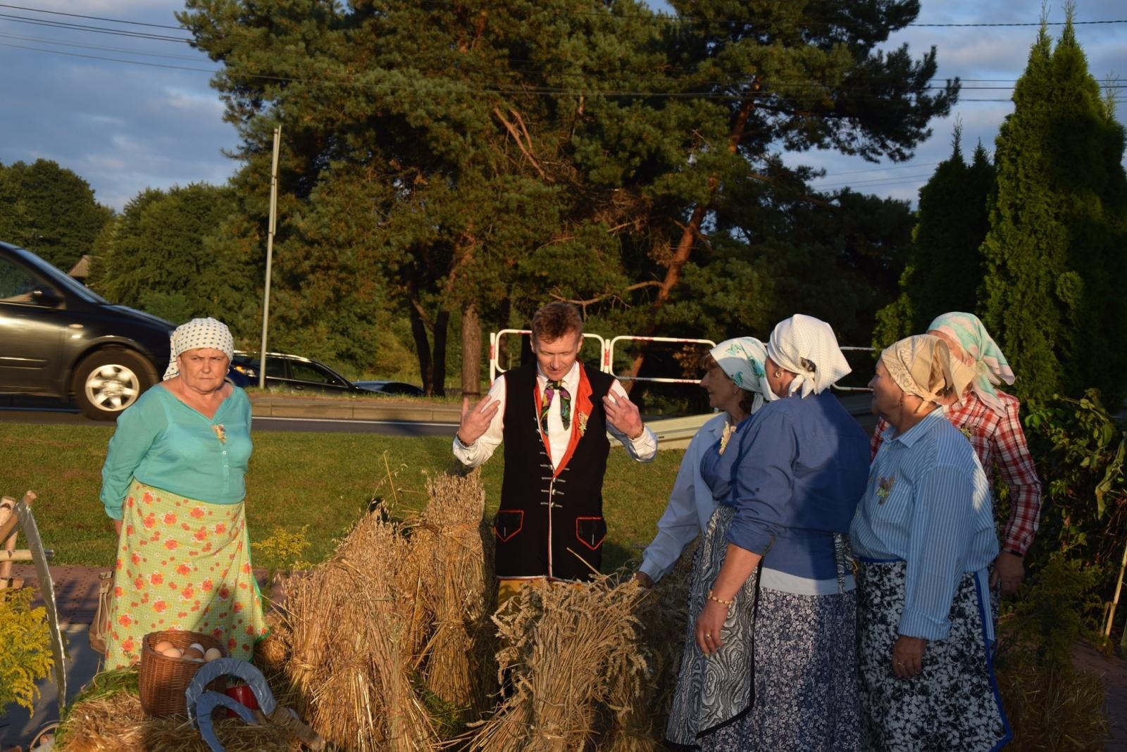 Zdjęcie w galerii na portalu naszwodzislaw.com: Boże z Twoich rąk żyjemy. Dożynki w Połomi [FOTO] wiadomości z regionu