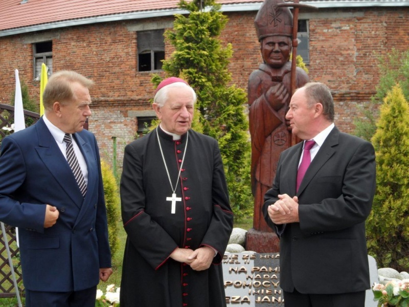 Zdjęcie w galerii na portalu naszwodzislaw.com: Fragment szaty JP II już w Gorzycach wiadomości z regionu