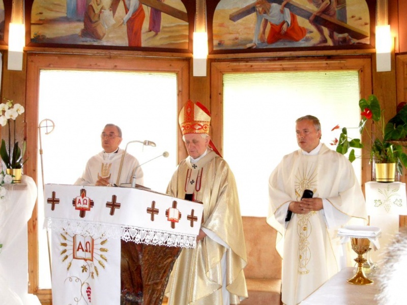 Zdjęcie w galerii na portalu naszwodzislaw.com: Fragment szaty JP II już w Gorzycach wiadomości z regionu