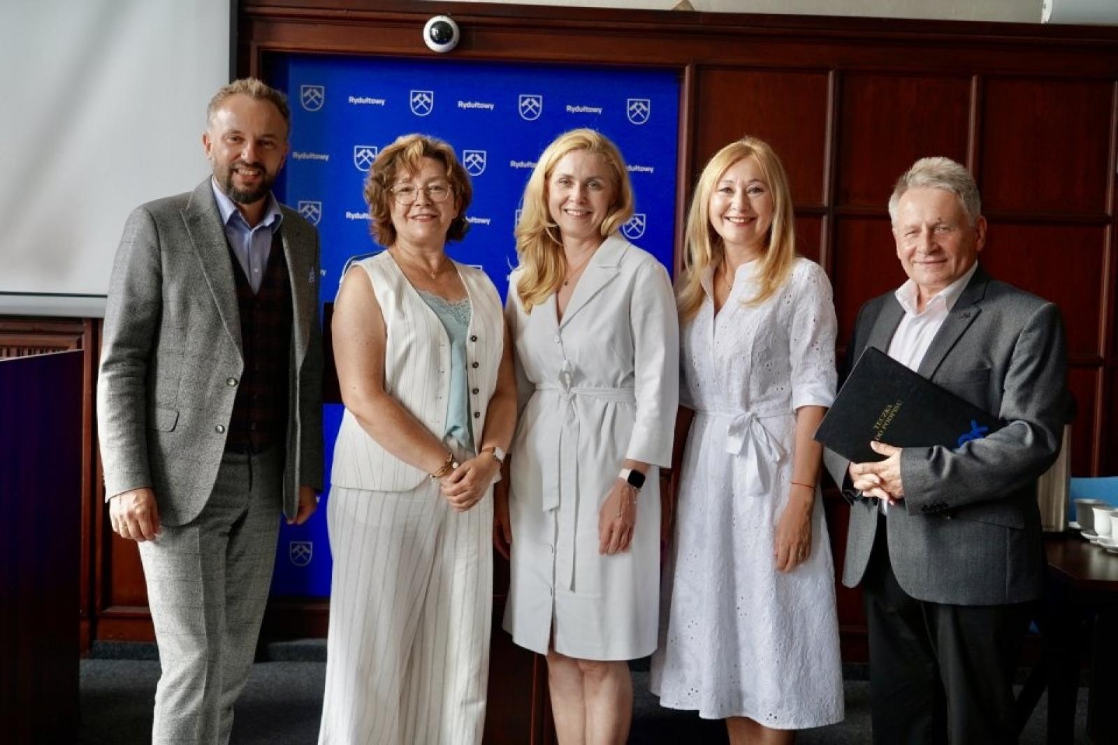 Zdjęcie w galerii na portalu naszwodzislaw.com: Pożegnania, gratulacje i nowe początki w rydułtowskiej oświacie wiadomości z regionu