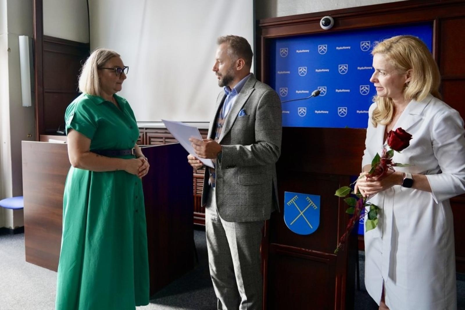 Zdjęcie w galerii na portalu naszwodzislaw.com: Pożegnania, gratulacje i nowe początki w rydułtowskiej oświacie wiadomości z regionu