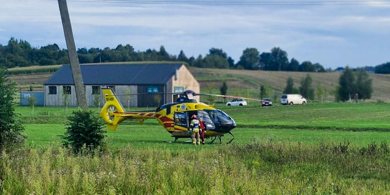 Zdjęcie w galerii na portalu naszwodzislaw.com: Wypadek w Rzuchowie na DW933 – zderzenie dwóch samochodów, śmigłowiec LPR w akcji wiadomości z regionu