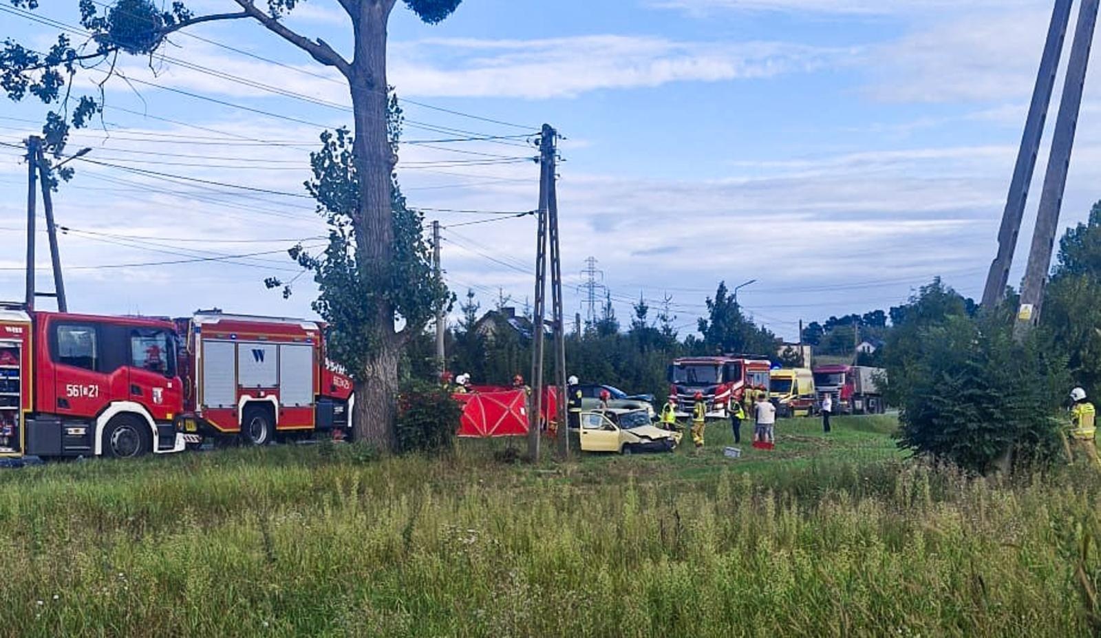 Zdjęcie w galerii na portalu naszwodzislaw.com: Wypadek w Rzuchowie na DW933 – zderzenie dwóch samochodów, śmigłowiec LPR w akcji wiadomości z regionu