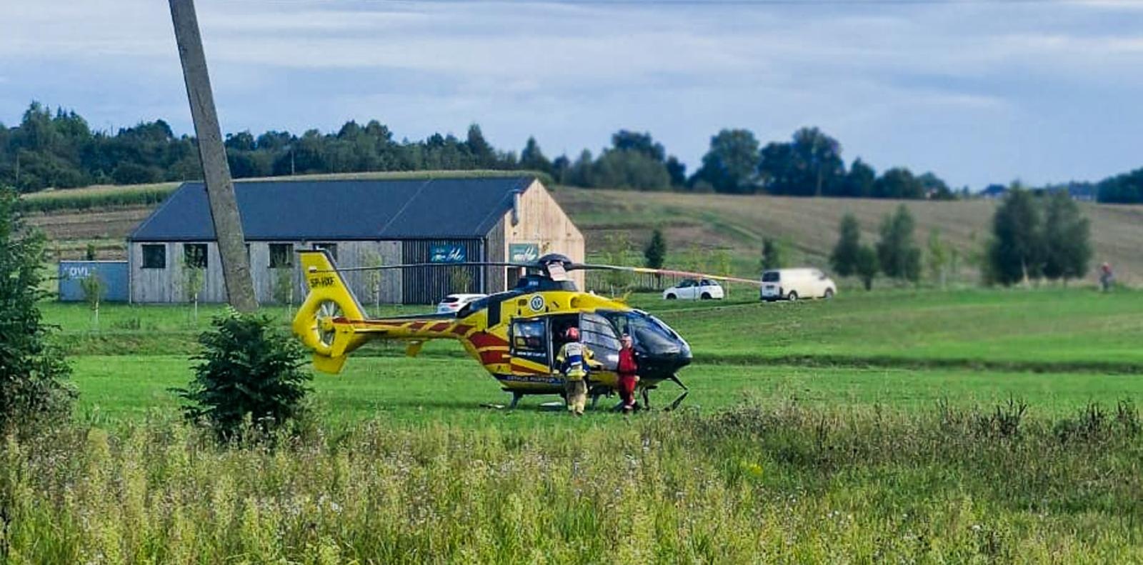 Zdjęcie w galerii na portalu naszwodzislaw.com: Wypadek w Rzuchowie na DW933 – zderzenie dwóch samochodów, śmigłowiec LPR w akcji wiadomości z regionu