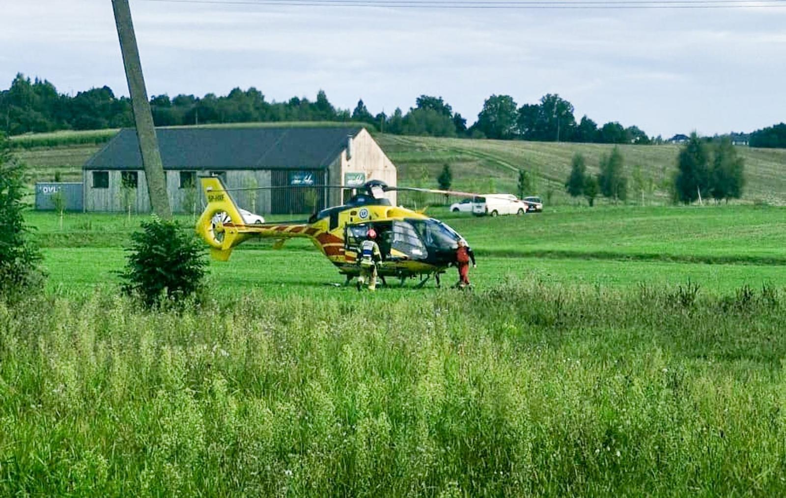 Zdjęcie w galerii na portalu naszwodzislaw.com: Wypadek w Rzuchowie na DW933 – zderzenie dwóch samochodów, śmigłowiec LPR w akcji wiadomości z regionu