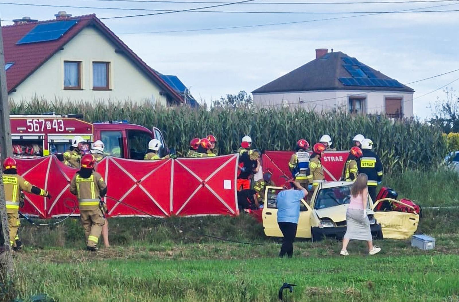 Zdjęcie w galerii na portalu naszwodzislaw.com: Wypadek w Rzuchowie na DW933 – zderzenie dwóch samochodów, śmigłowiec LPR w akcji wiadomości z regionu