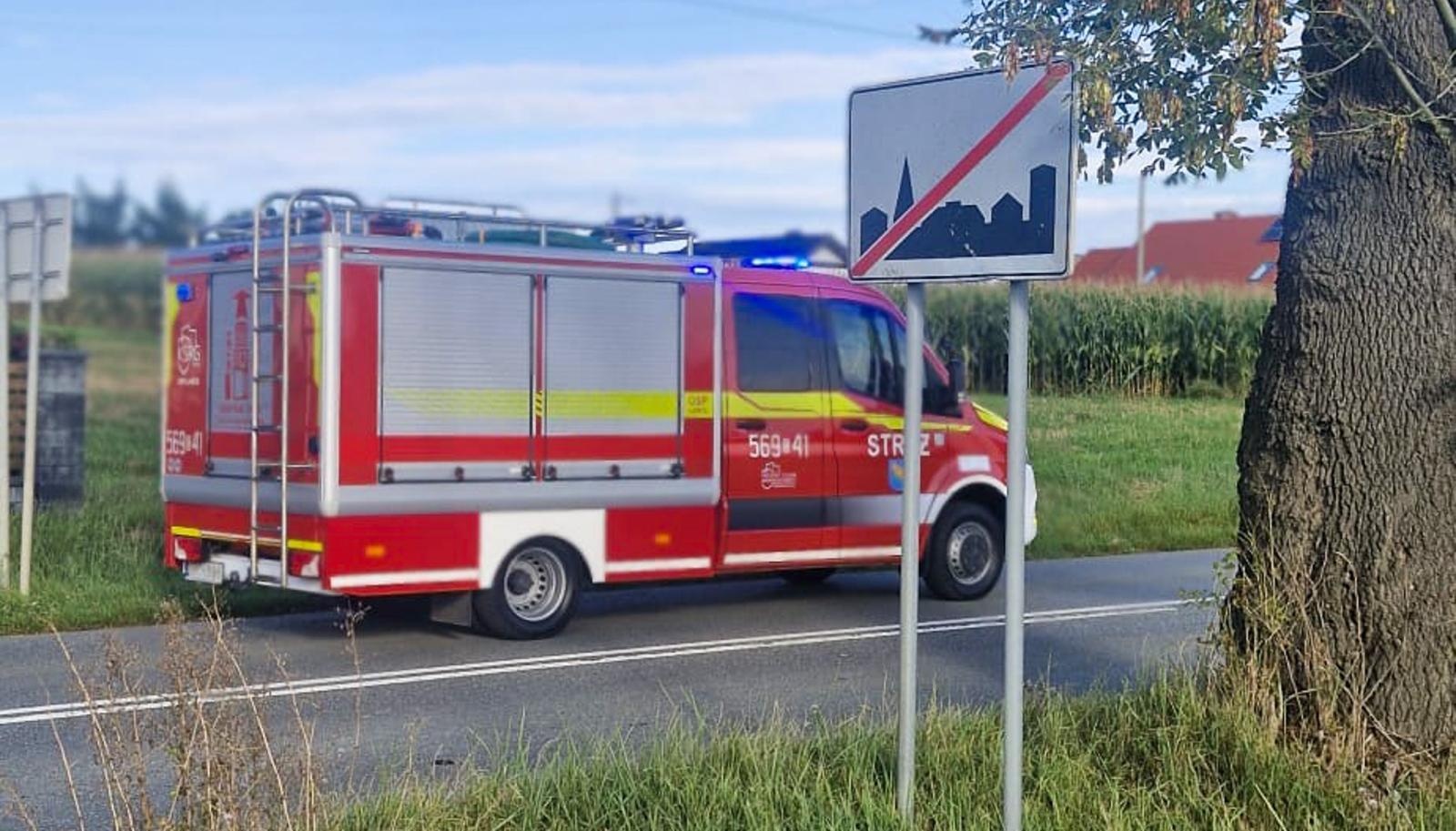 Zdjęcie w galerii na portalu naszwodzislaw.com: Wypadek w Rzuchowie na DW933 – zderzenie dwóch samochodów, śmigłowiec LPR w akcji wiadomości z regionu