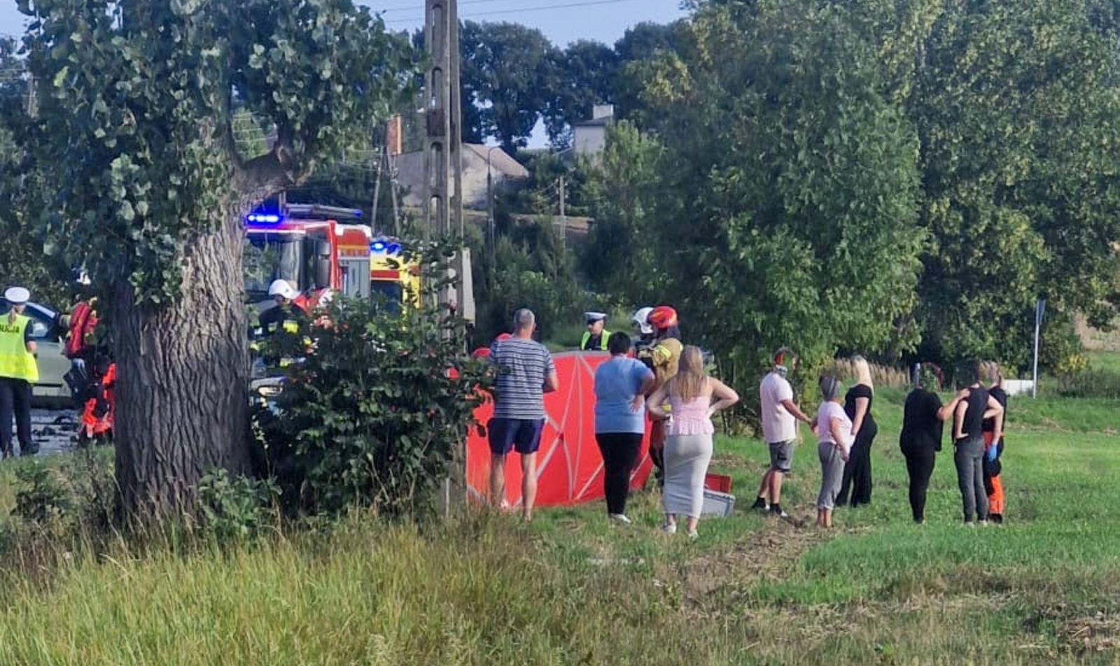 Zdjęcie w galerii na portalu naszwodzislaw.com: Wypadek w Rzuchowie na DW933 – zderzenie dwóch samochodów, śmigłowiec LPR w akcji wiadomości z regionu